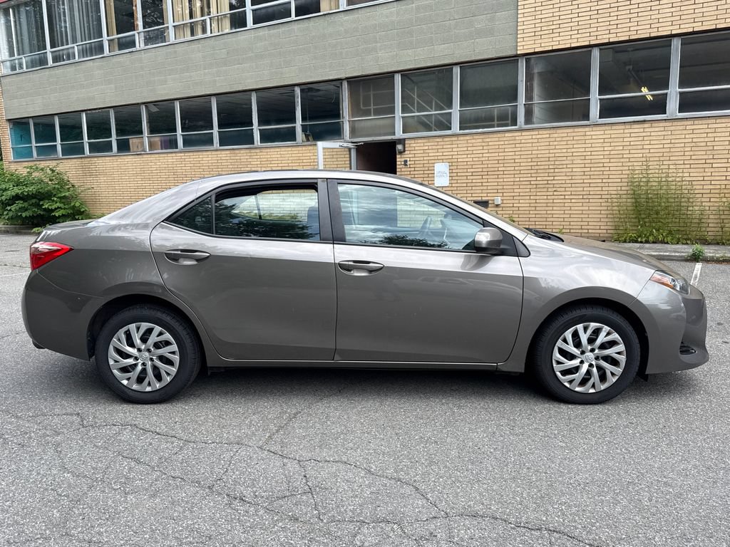 Used 2018 Toyota Corolla LE FWD image 3