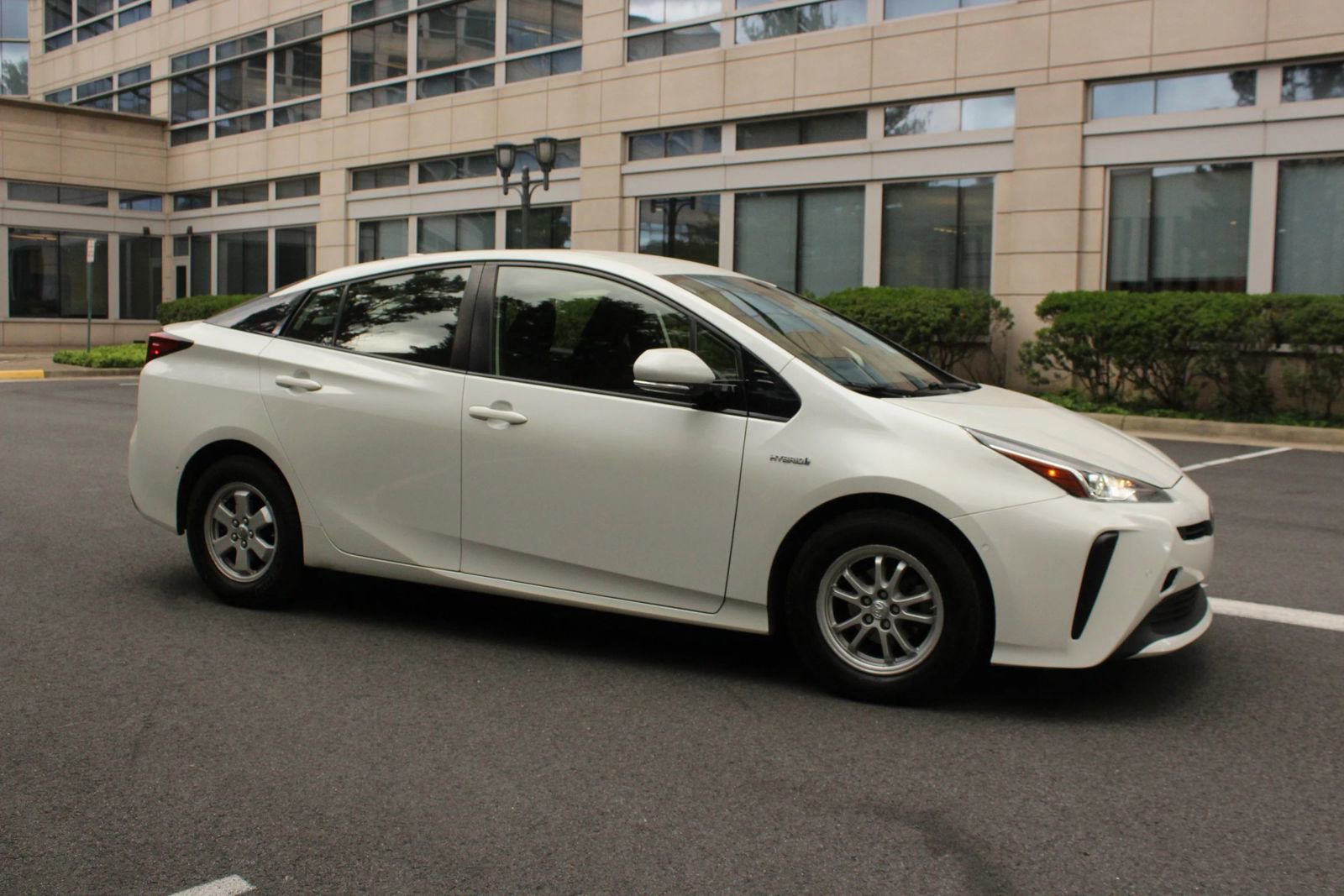 Used 2019 Toyota Prius LE w/ Carpet Mat Package FWD image 2