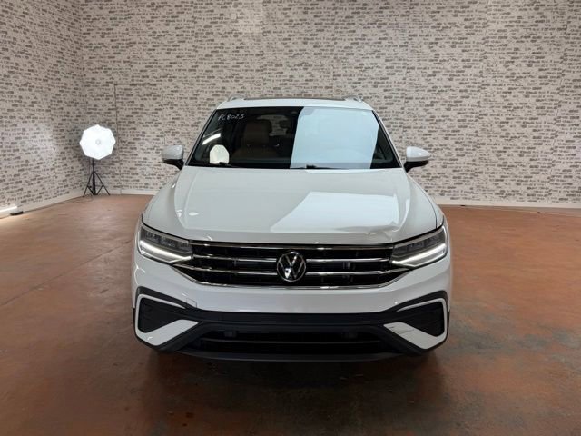 Used 2024 Volkswagen Tiguan SE w/ Panoramic Sunroof Package FWD image 2