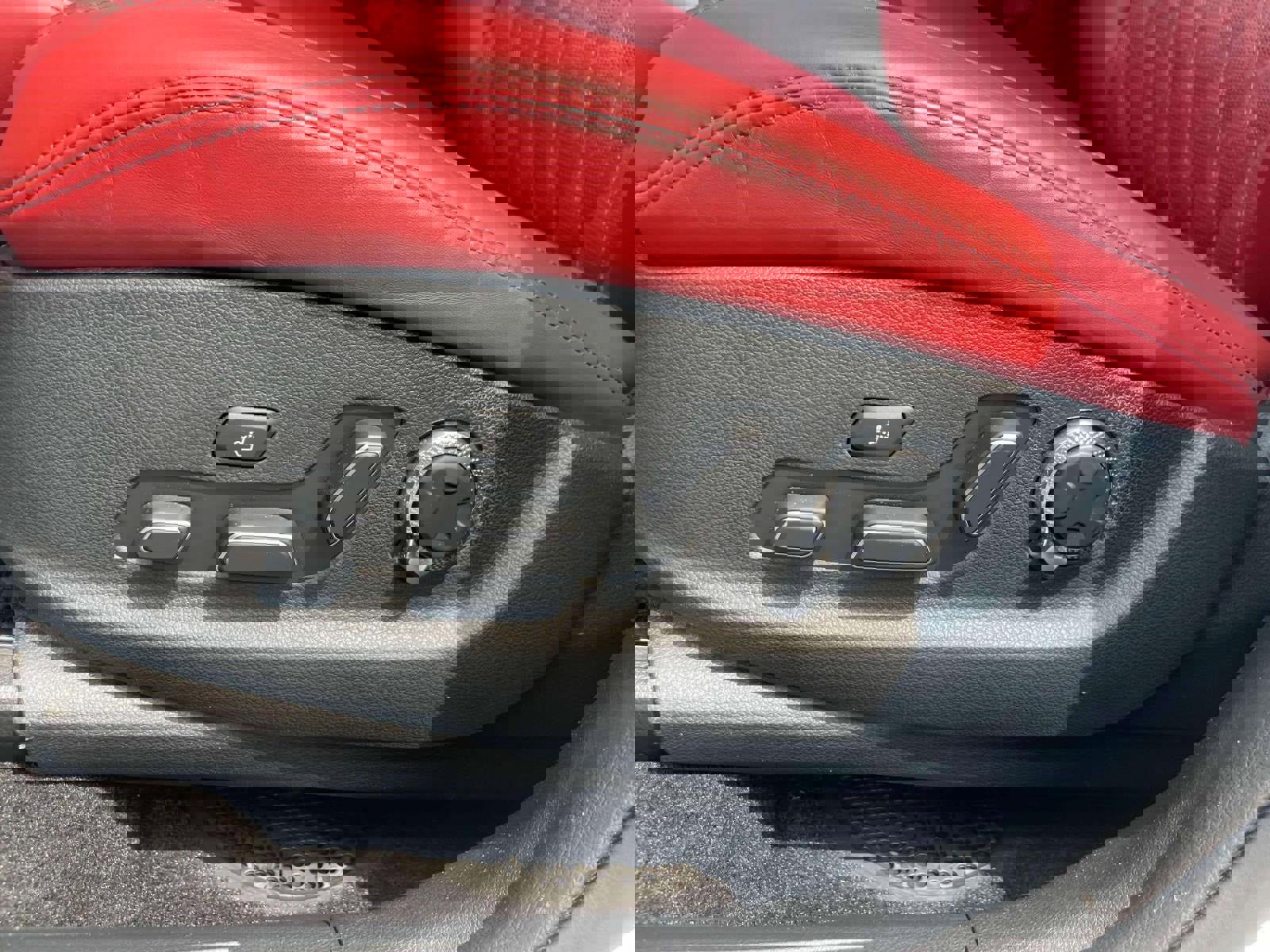 Used 2025 Genesis GV70 3.5T Sport w/ Sport Advanced Package image 18