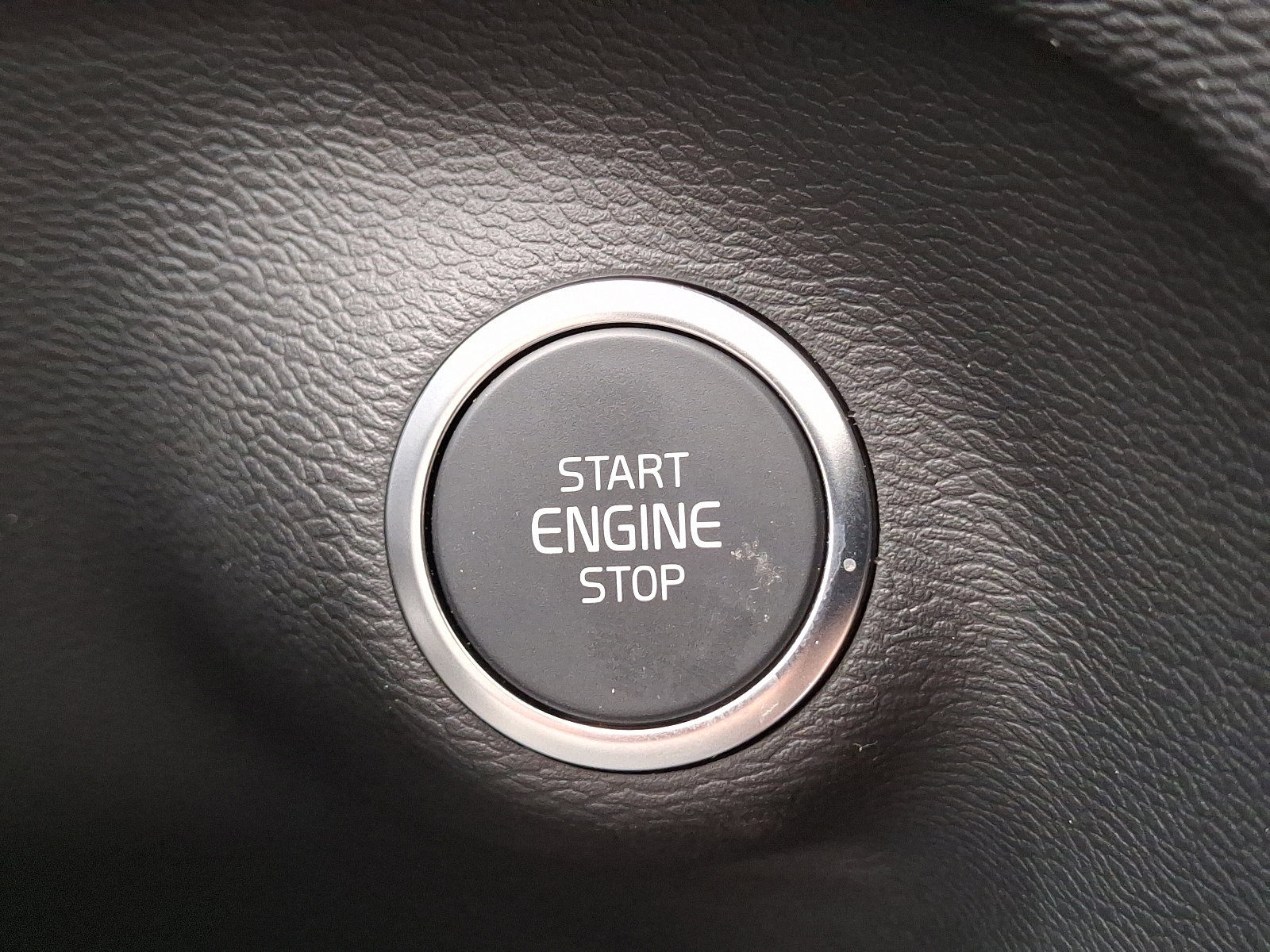 Used 2025 Volvo XC40 B5 Ultra w/ Climate Package image 17