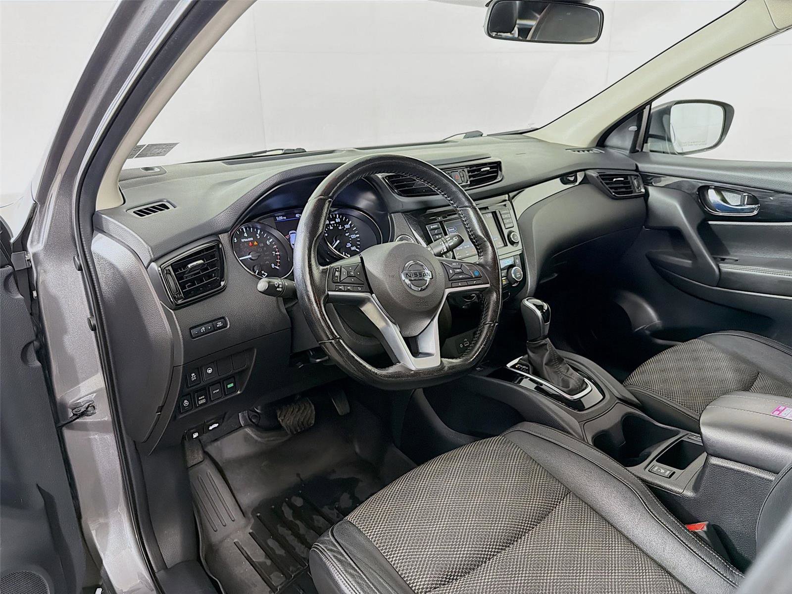 Used 2022 Nissan Rogue Sport SV w/ Technology Package image 9