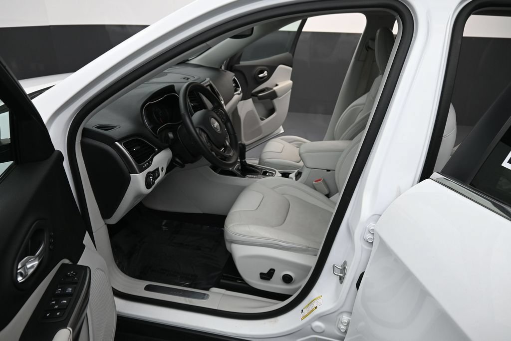 Used 2020 Jeep Cherokee Limited w/ Technology Group FWD image 11
