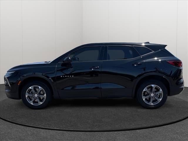 Used 2023 Chevrolet Blazer LT AWD/4WD image 2