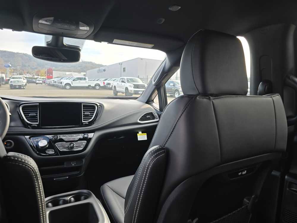 New 2026 Chrysler Pacifica Select AWD/4WD image 14