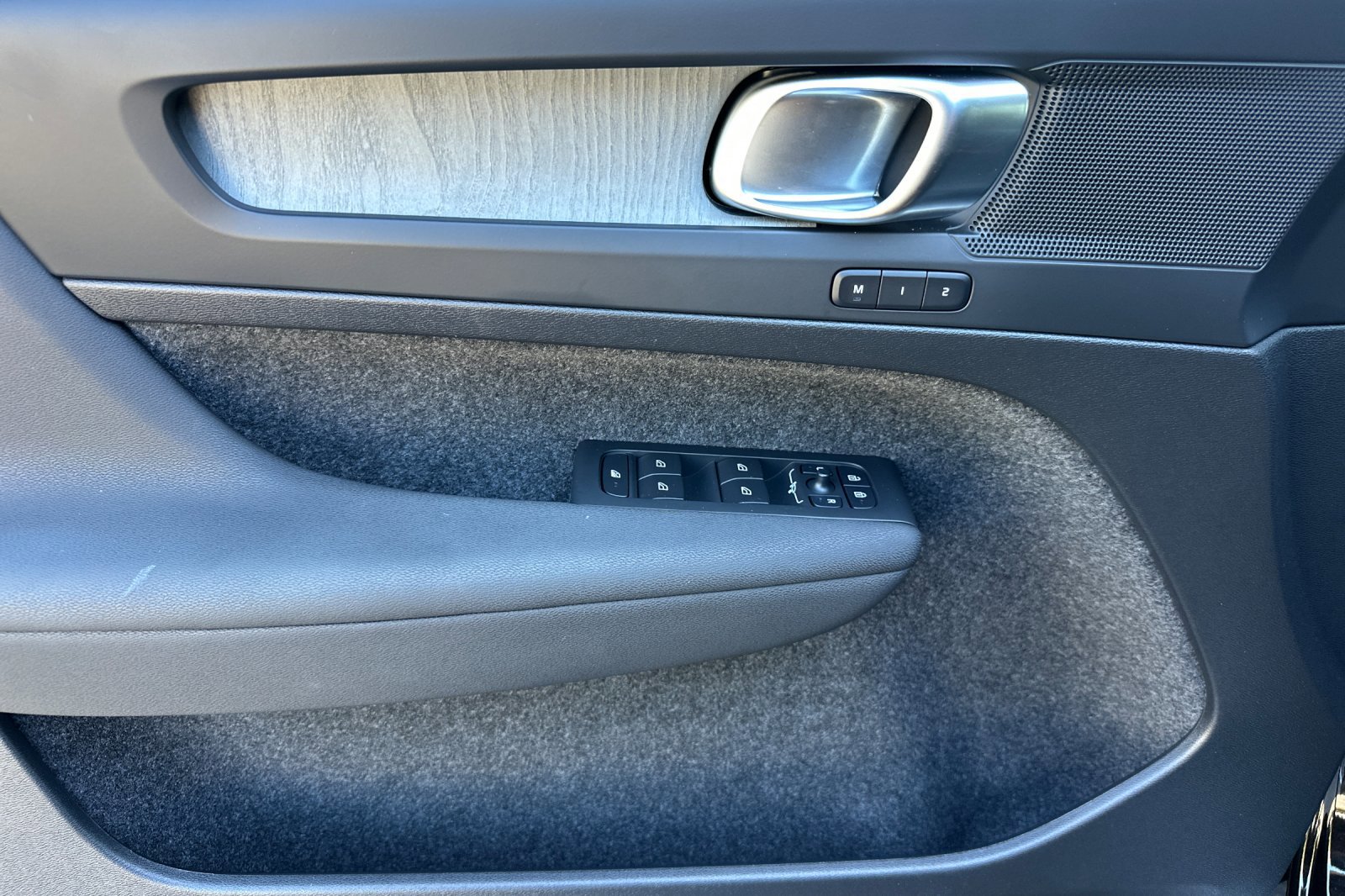 Certified 2025 Volvo XC40 B5 Core w/ Protection Package Premier image 11