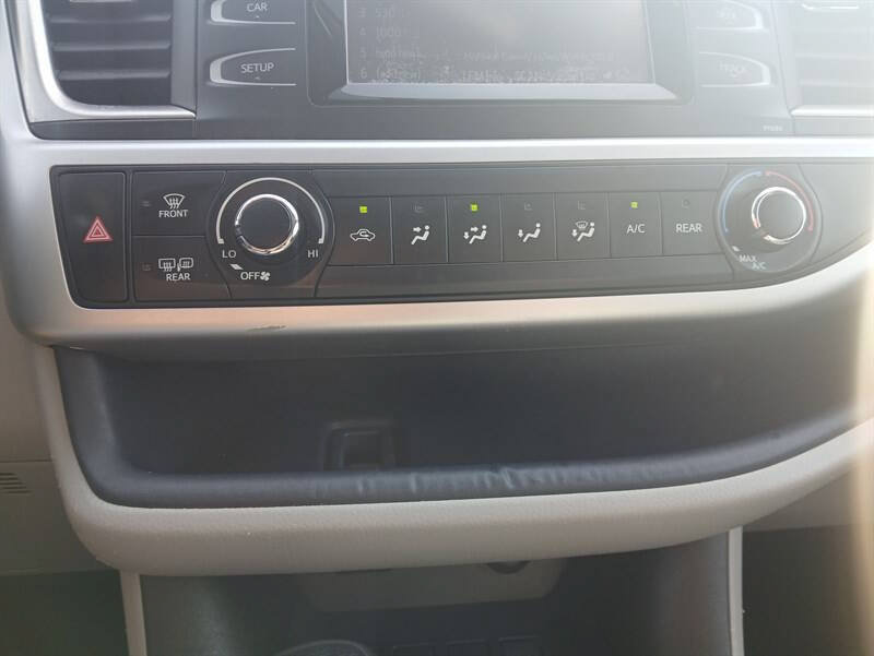 Used 2016 Toyota Highlander LE AWD/4WD image 17