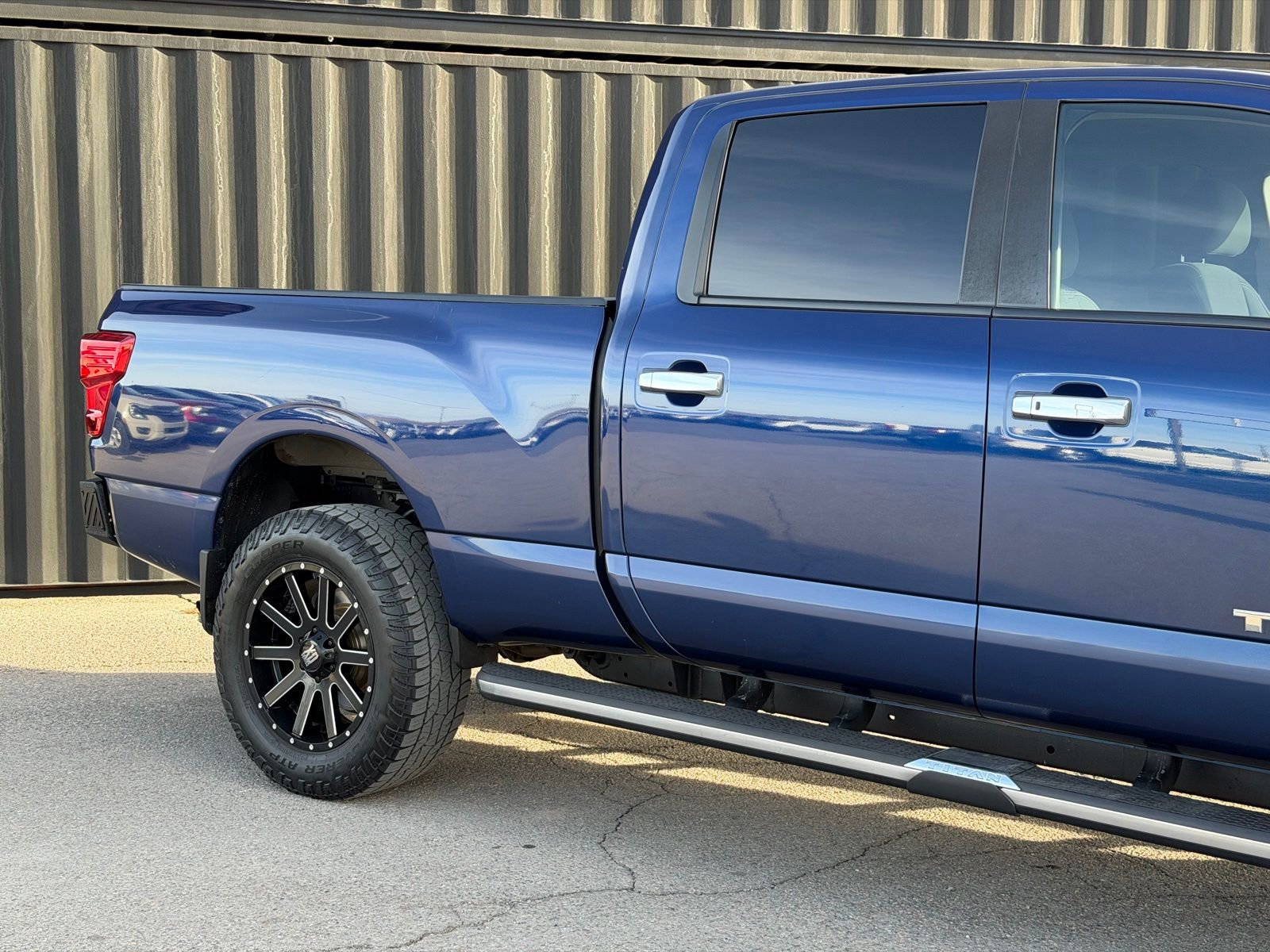 Used 2019 Nissan Titan SV w/ SV Convenience Package image 5