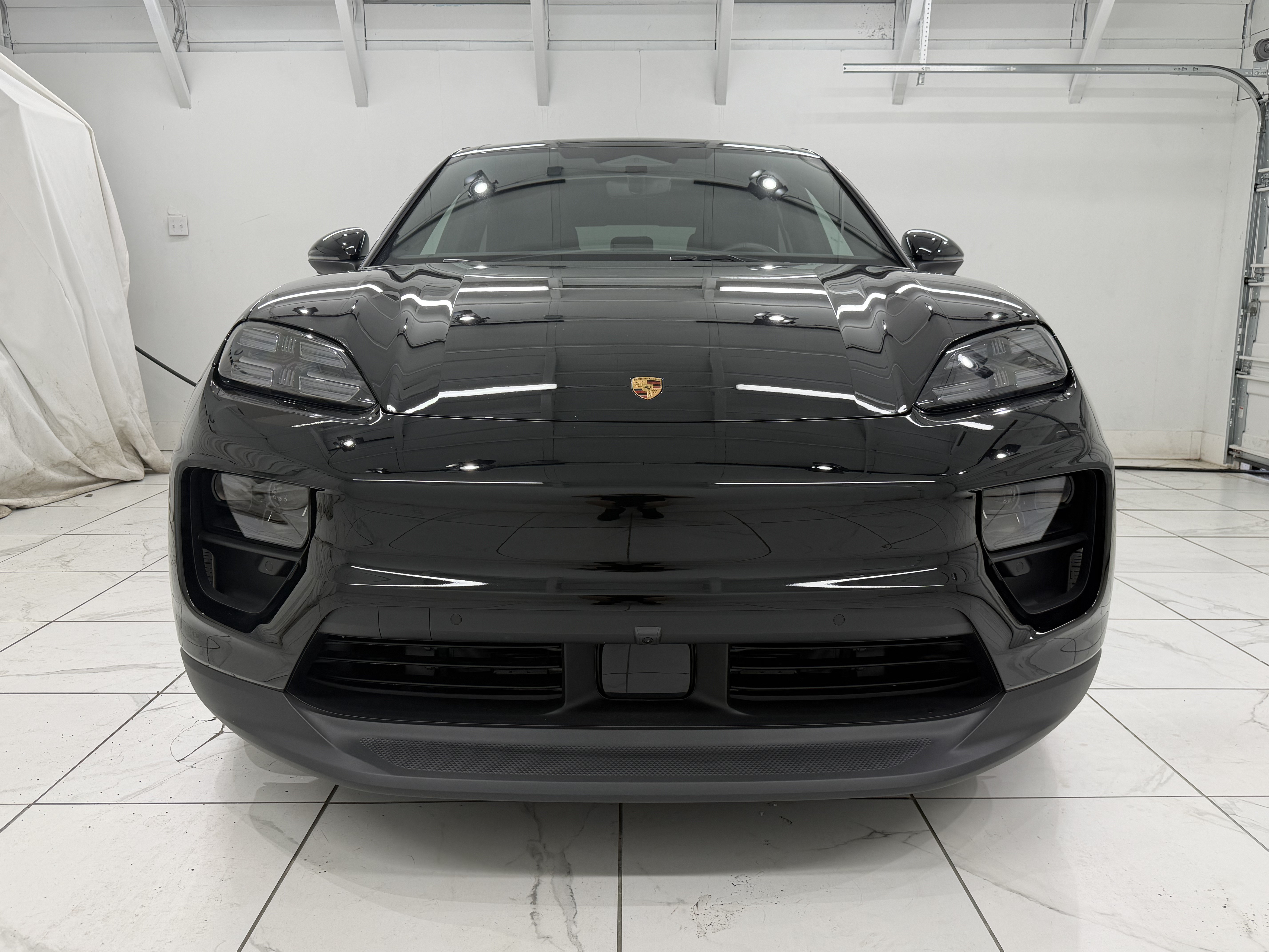 Certified 2025 Porsche Macan Electric RWD image 9