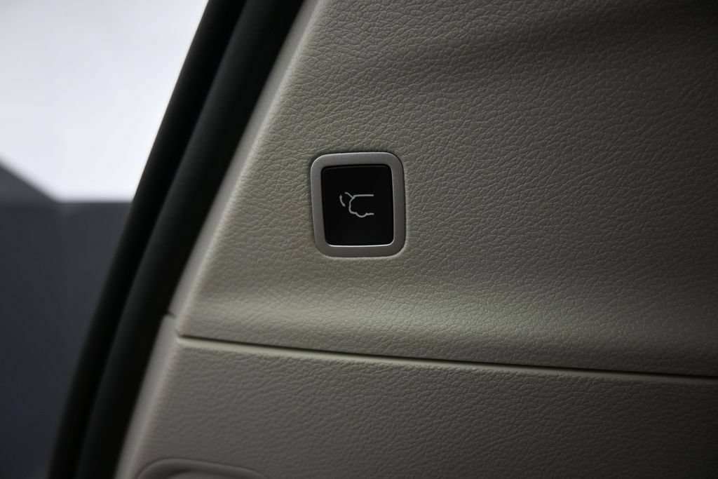 Used 2024 Chrysler Pacifica Limited w/ Uconnect Theater Family Group FWD image 34