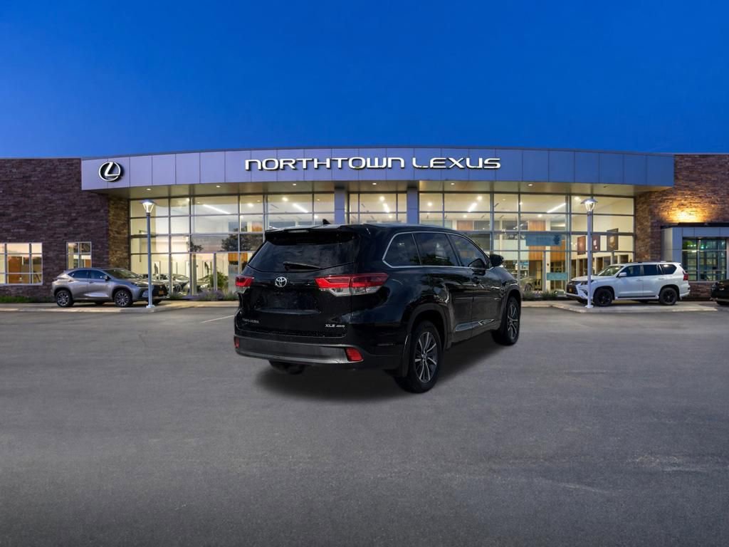 Used 2018 Toyota Highlander XLE AWD/4WD image 25