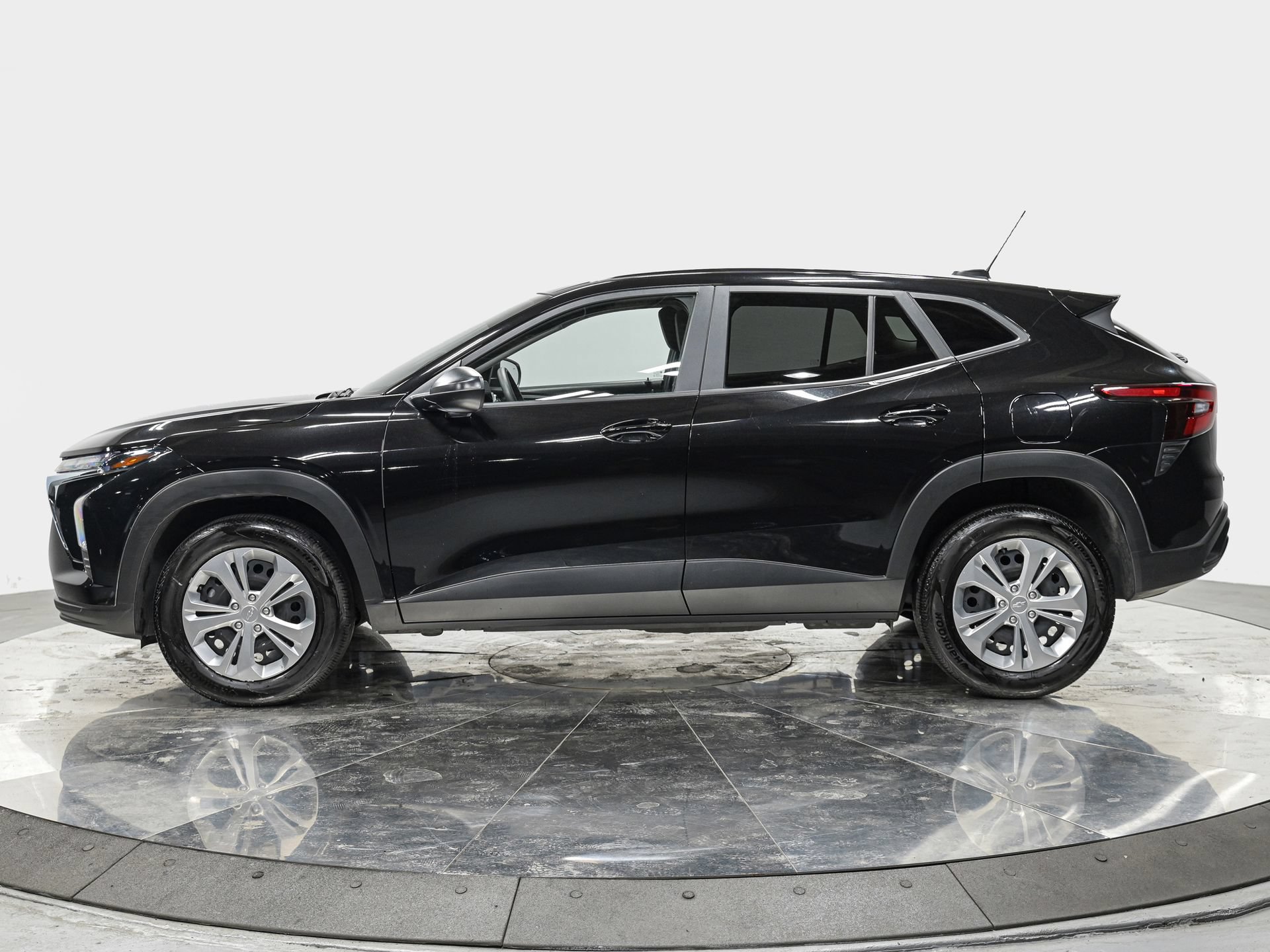 Used 2025 Chevrolet Trax LS FWD image 2