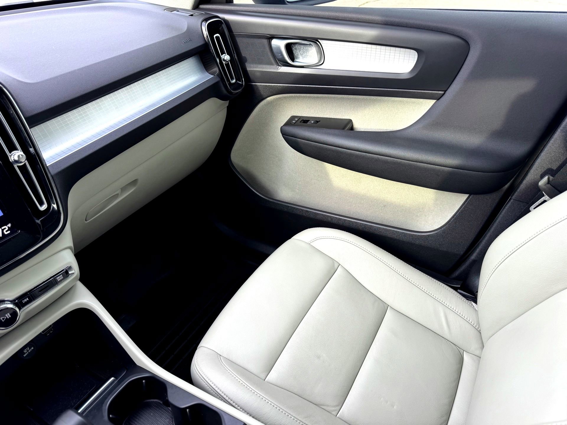 Used 2022 Volvo XC40 T5 Momentum w/ Premium Package image 30