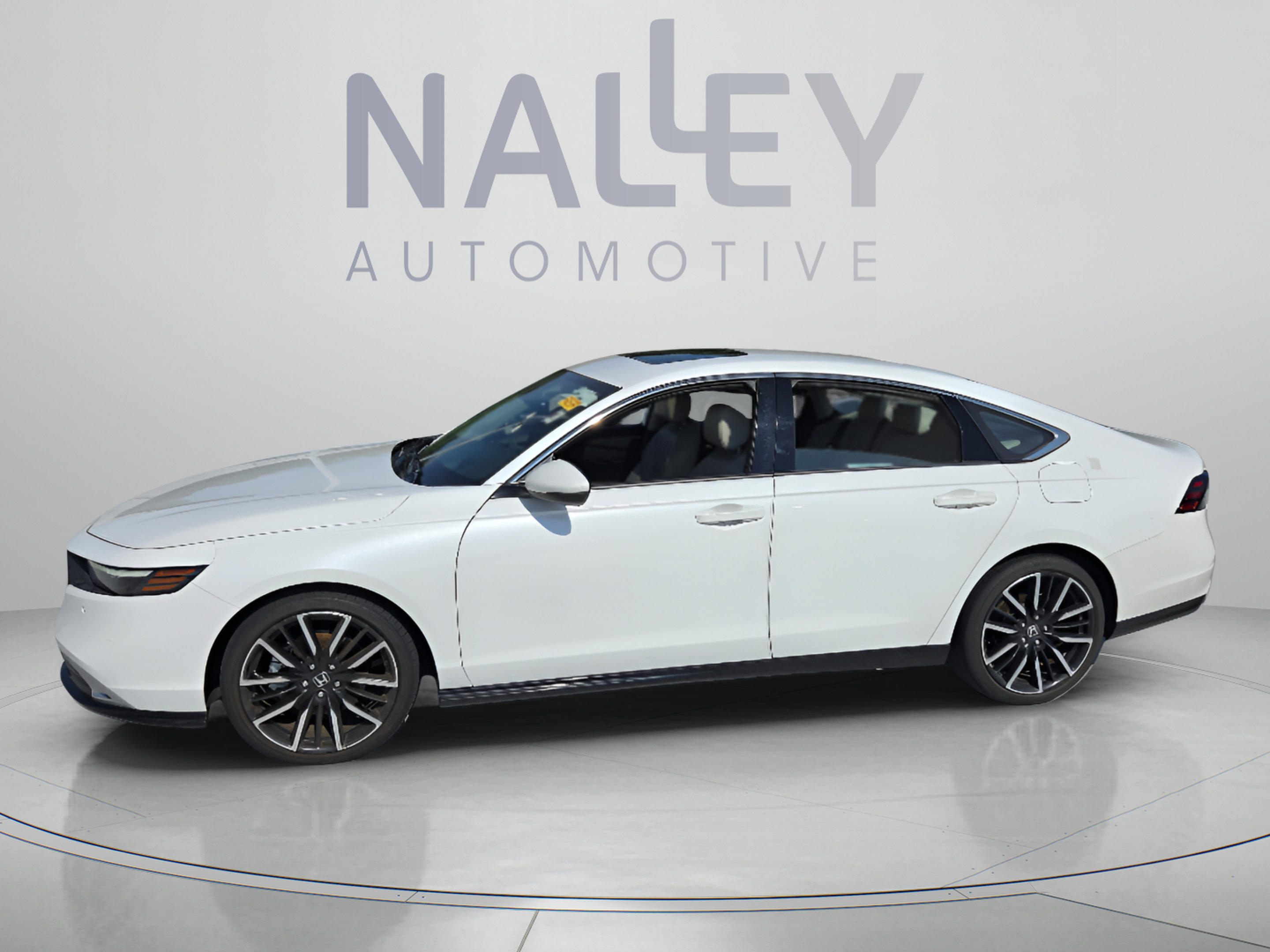 Used 2023 Honda Accord Touring image 2