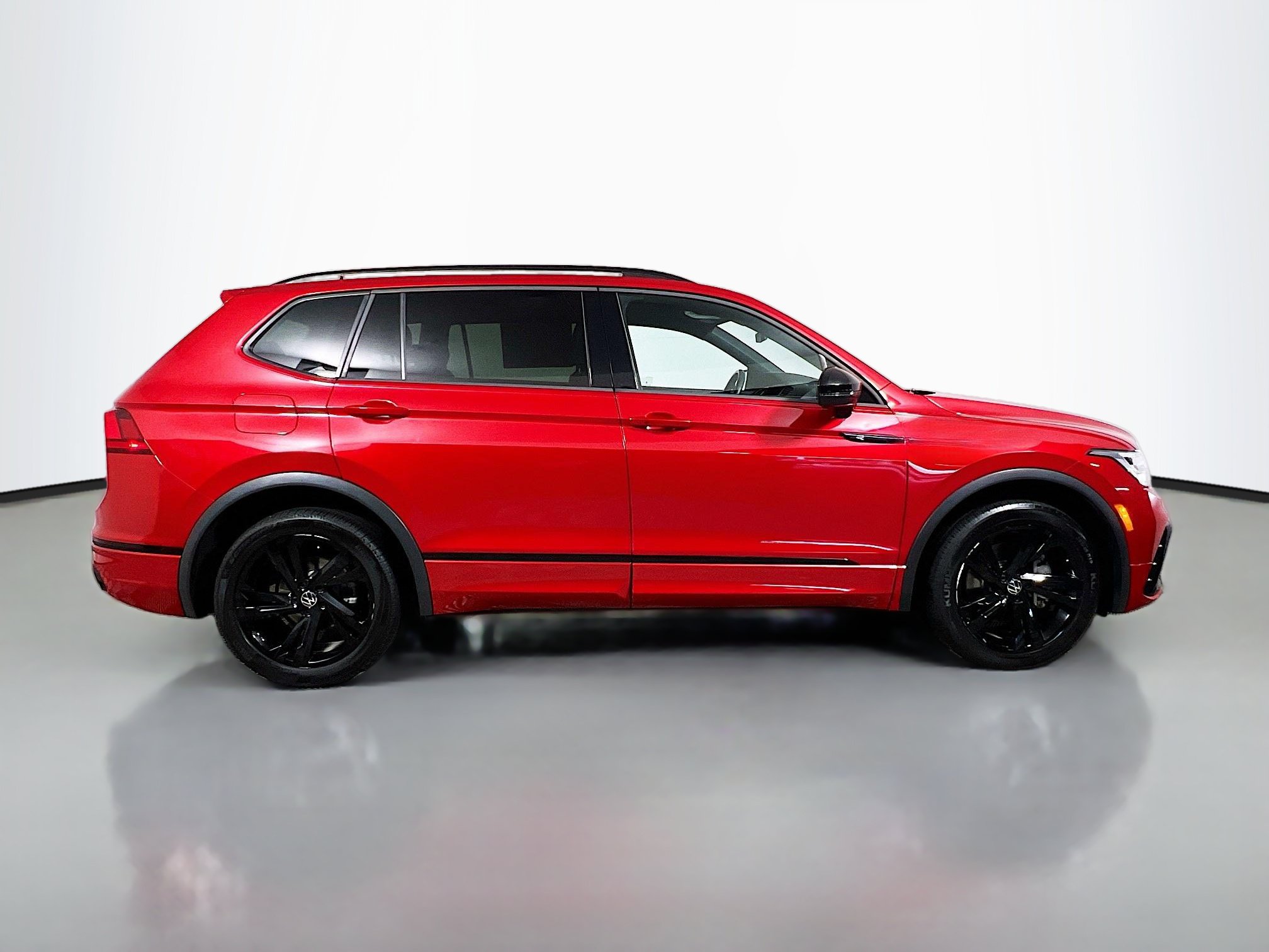 Used 2024 Volkswagen Tiguan SE R-Line FWD image 3