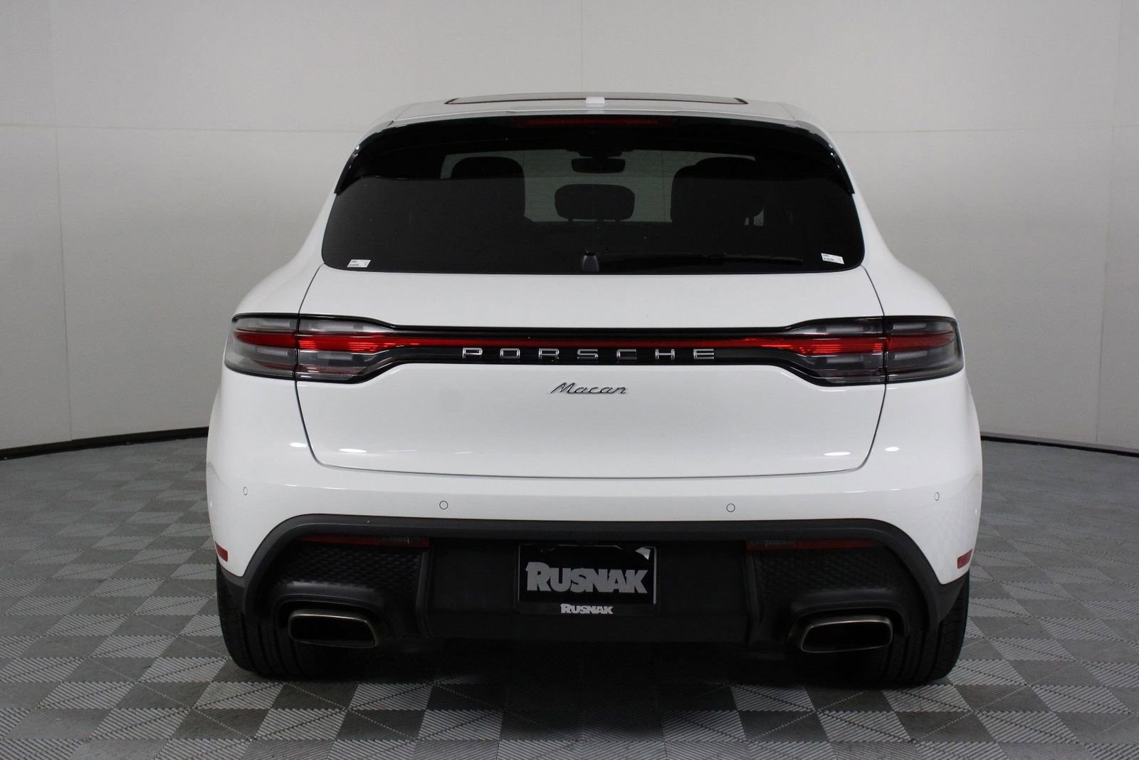 Certified 2025 Porsche Macan image 6