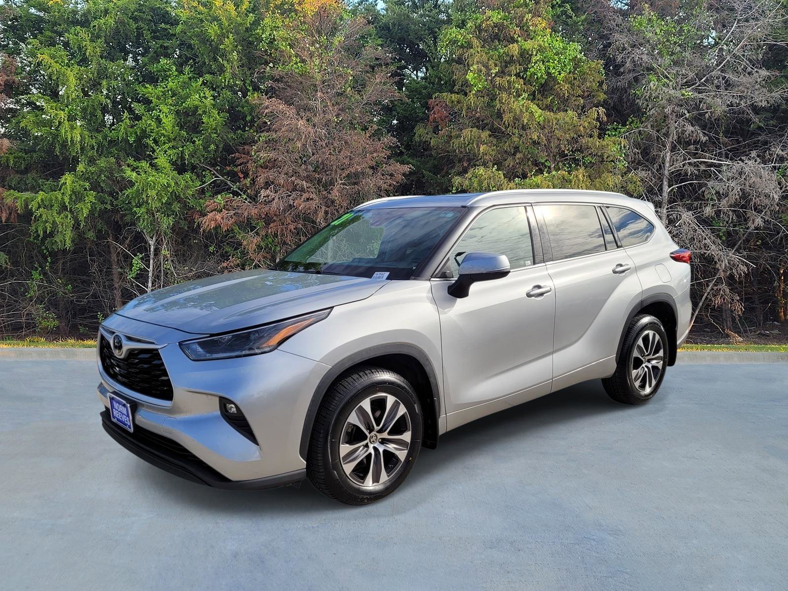 Used 2021 Toyota Highlander XLE image 1