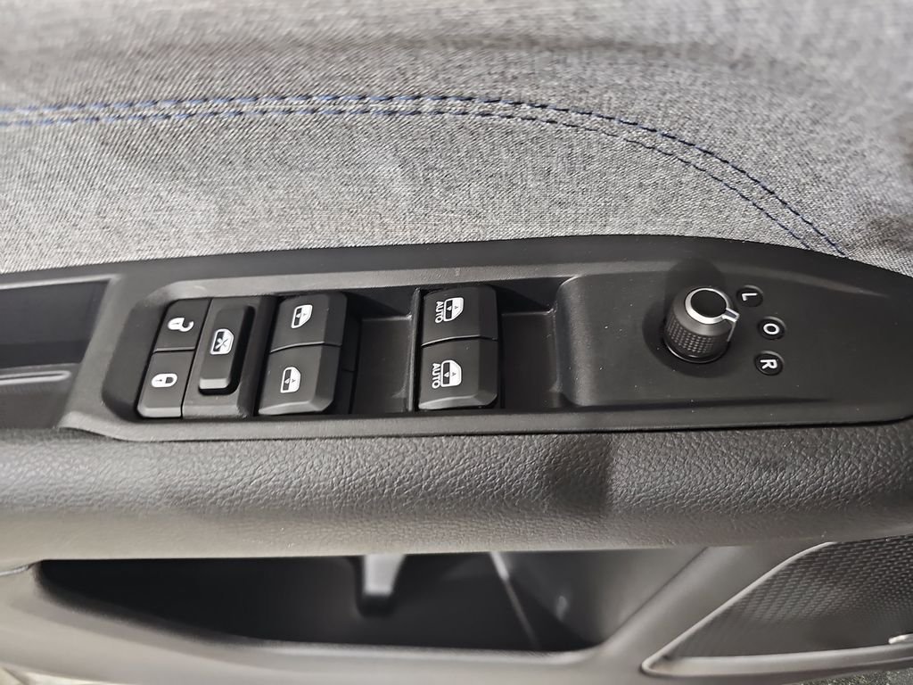 Used 2024 Jeep Compass Latitude w/ Sun and Sound Group AWD/4WD image 29
