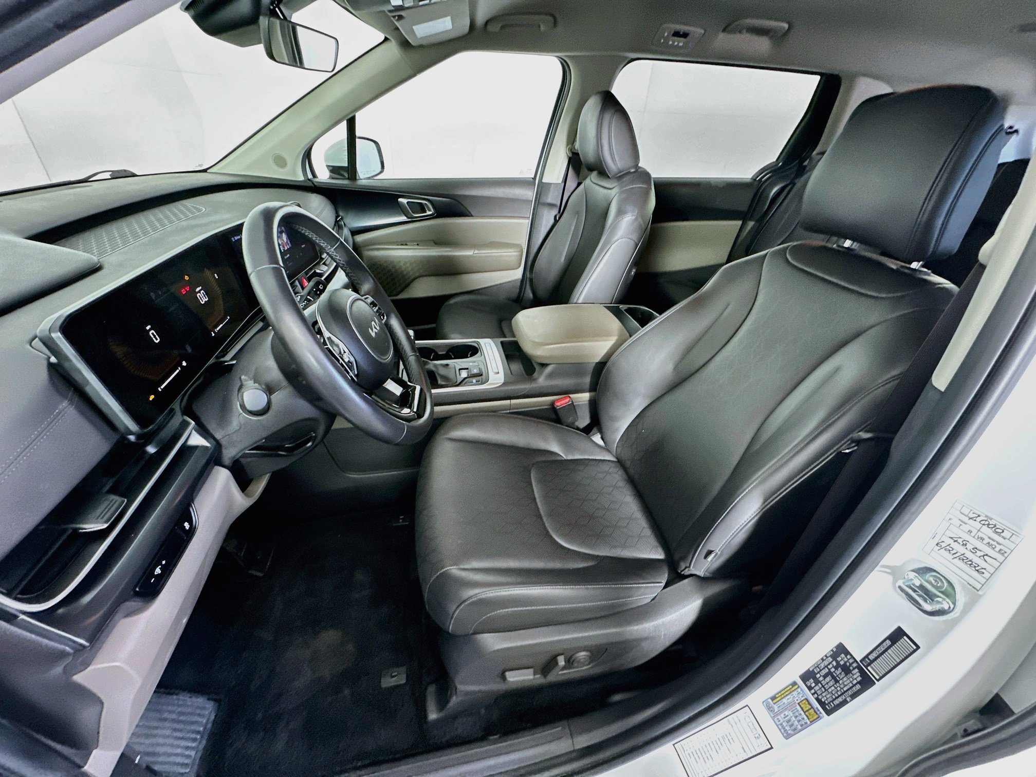 Used 2025 Kia Carnival FWD image 13