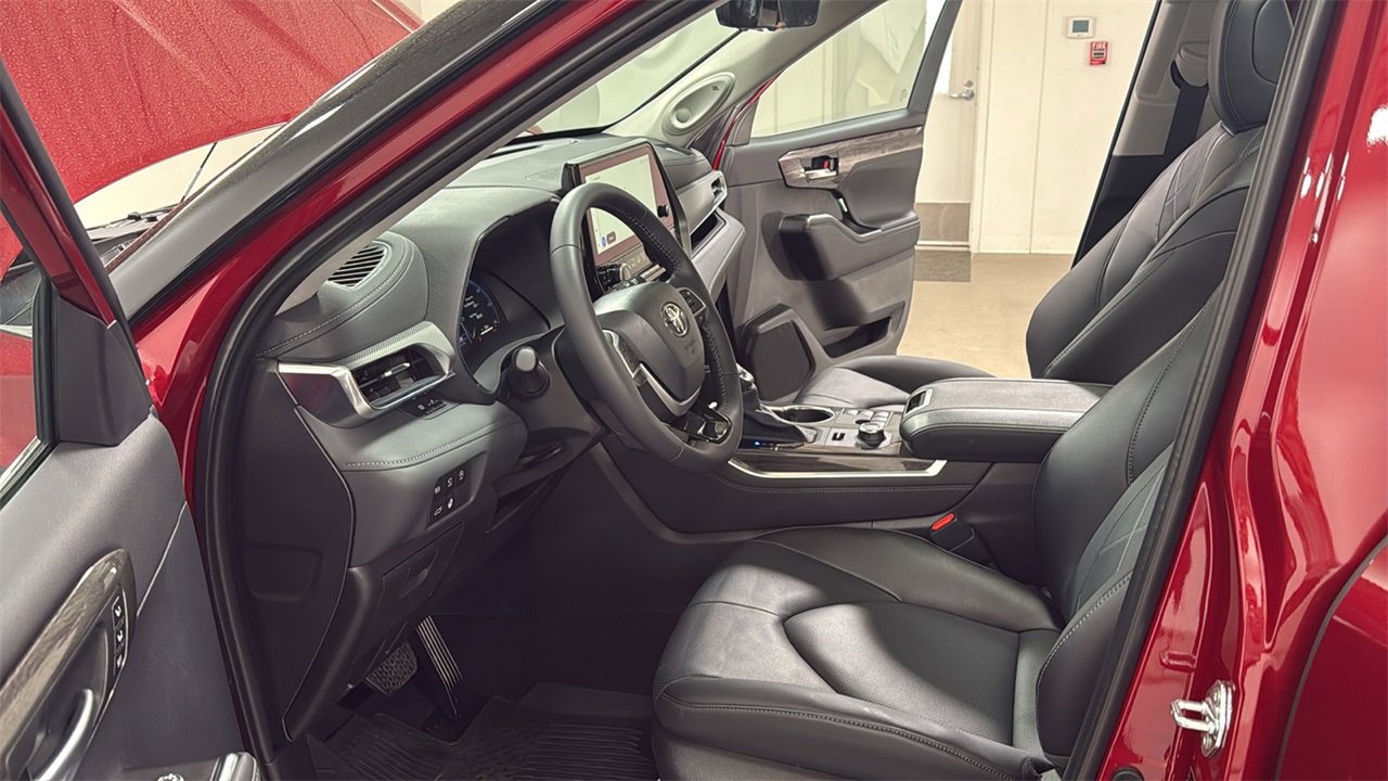 Certified 2025 Toyota Highlander Platinum image 12