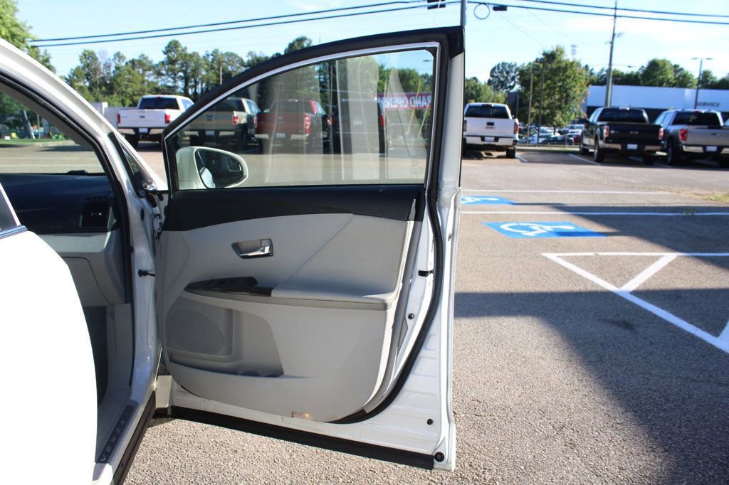 Used 2013 Toyota Venza XLE image 17