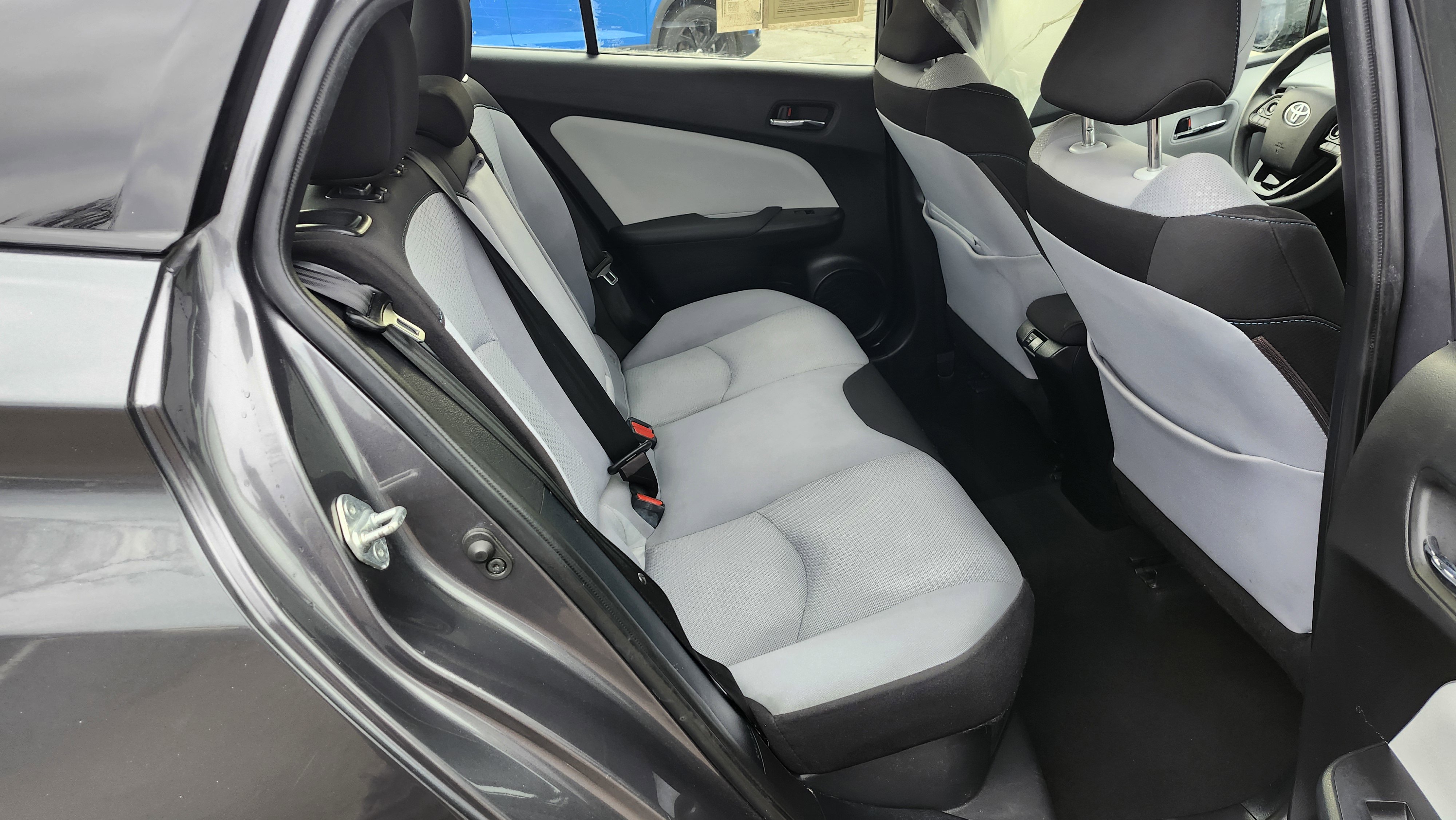 Used 2022 Toyota Prius LE image 19