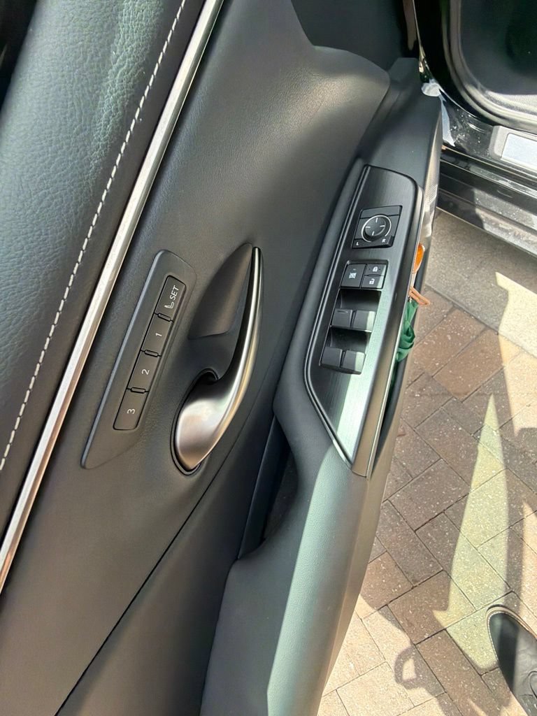 Used 2019 Lexus ES 300h w/ Premium Package FWD image 12