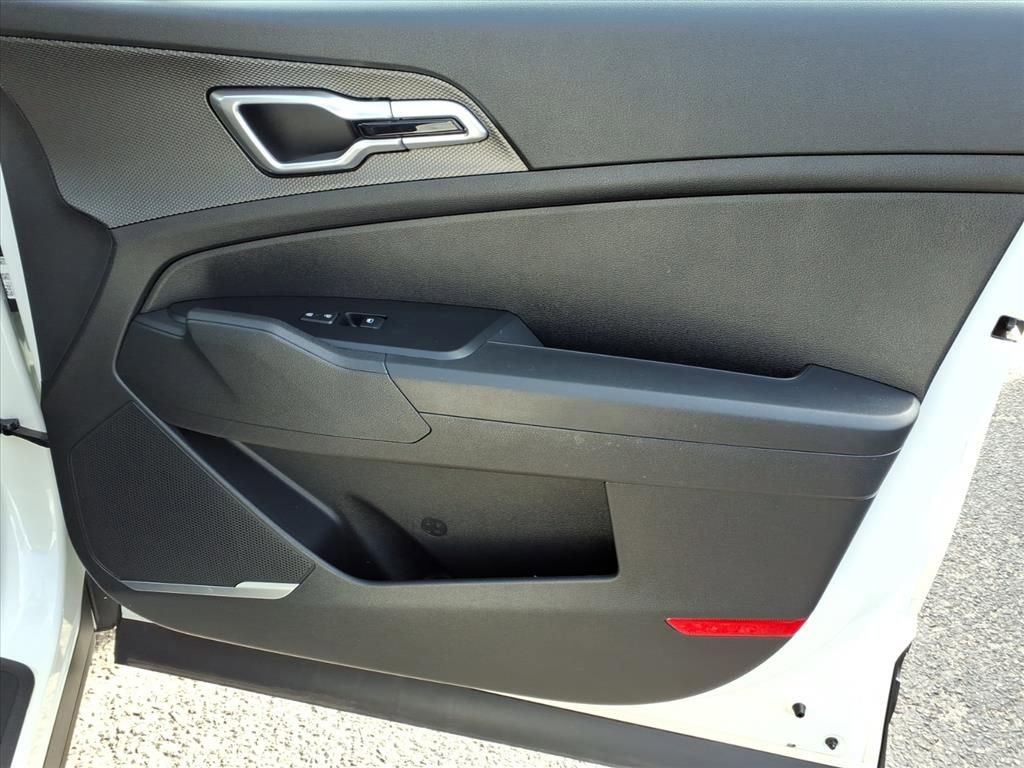 Used 2023 Kia Sportage LX image 9