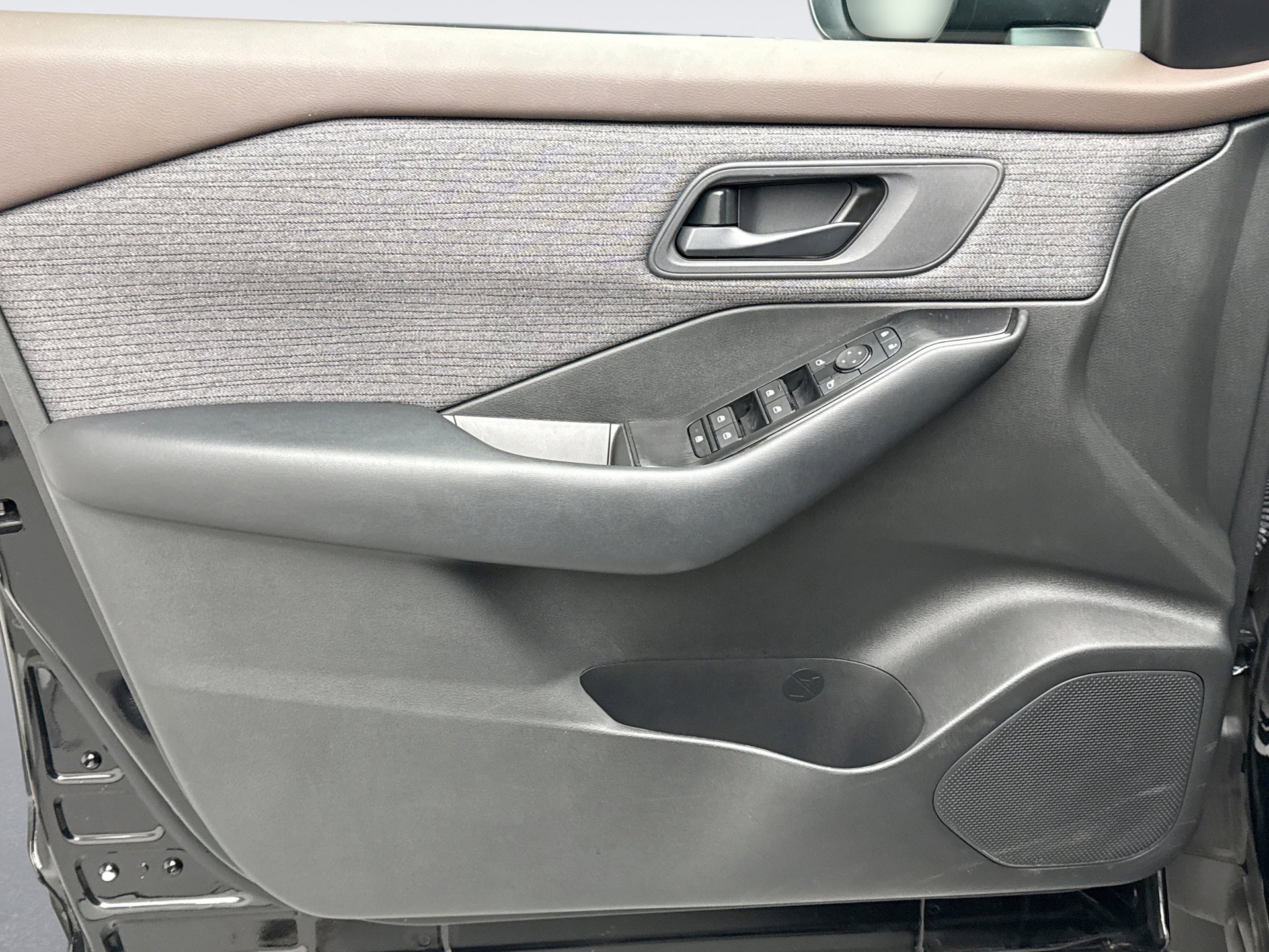 Used 2023 Nissan Rogue S AWD/4WD image 9