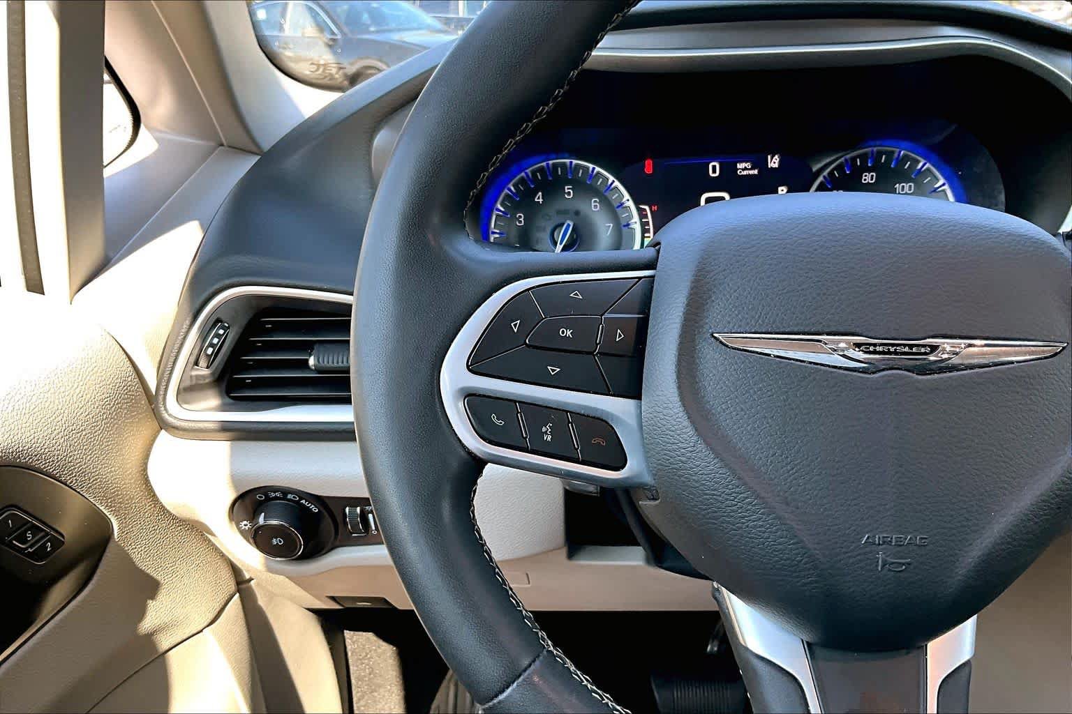Used 2023 Chrysler Pacifica Touring-L FWD image 22