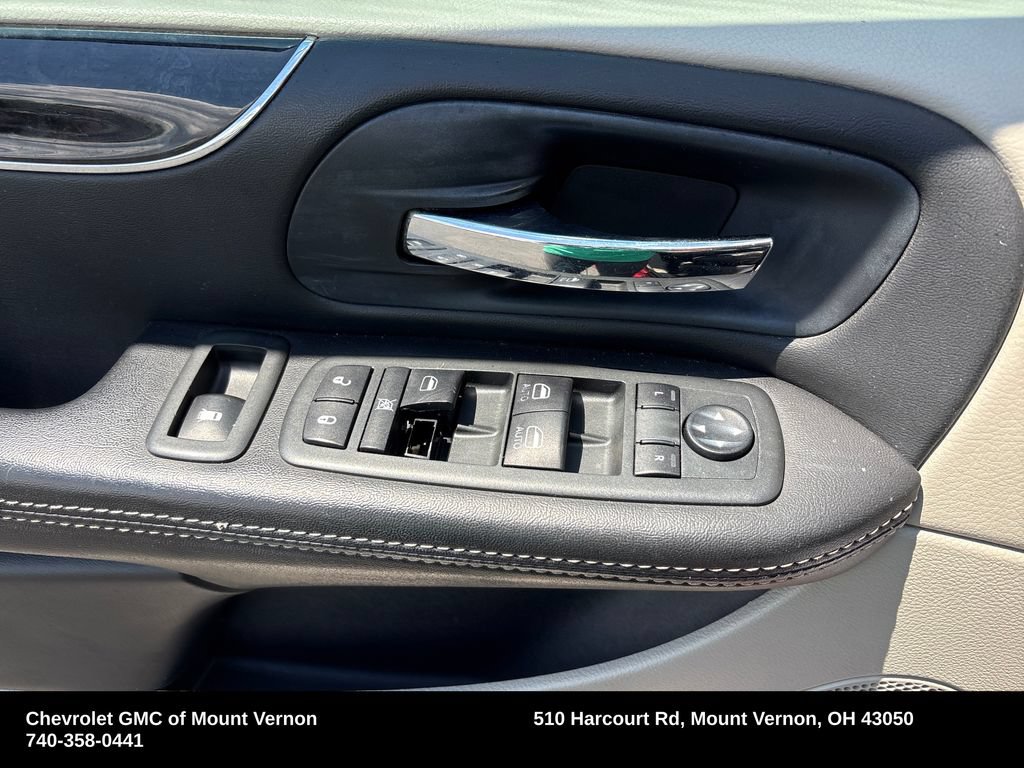 Used 2013 Chrysler Town & Country Touring FWD image 14