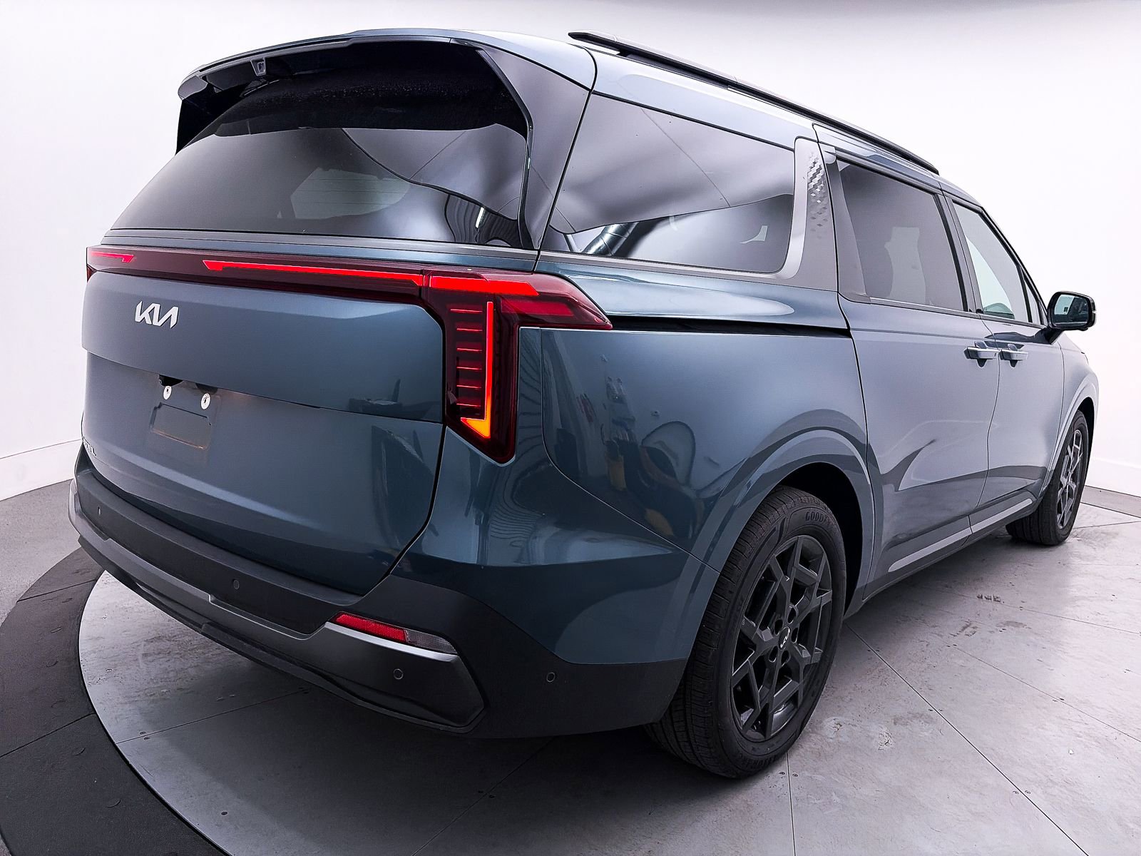 Used 2025 Kia Carnival image 18