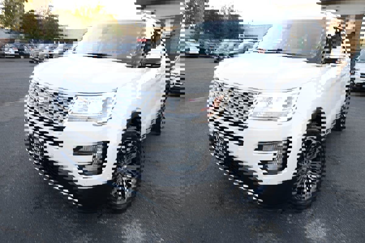 Used 2017 Ford Explorer Platinum image 2