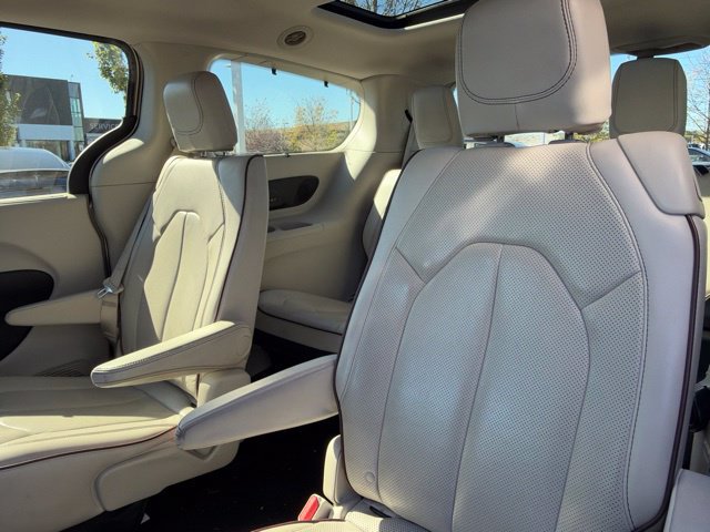 Used 2017 Chrysler Pacifica Limited w/ Advanced Safetytec Group FWD image 29