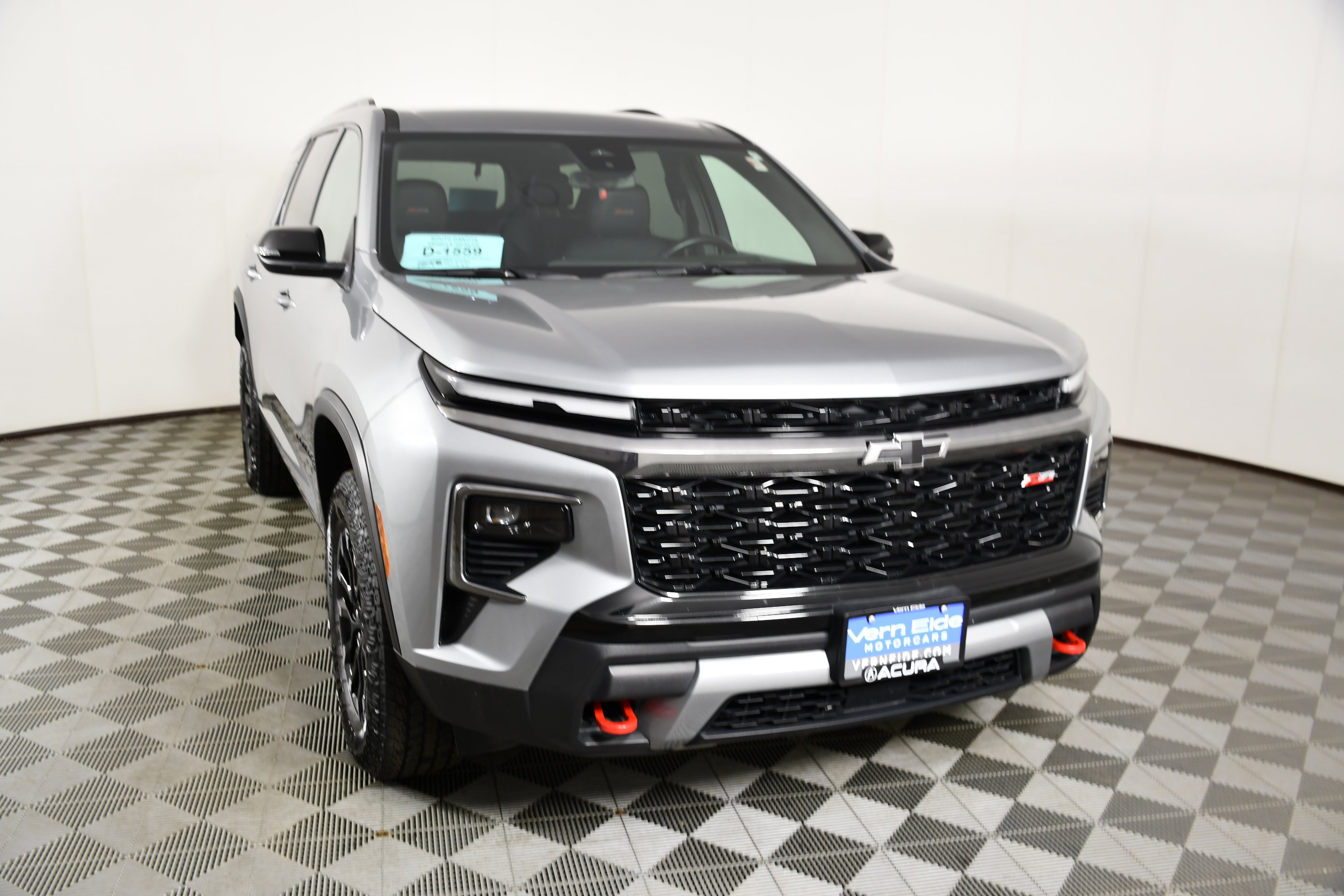 Used 2025 Chevrolet Traverse Z71 image 3