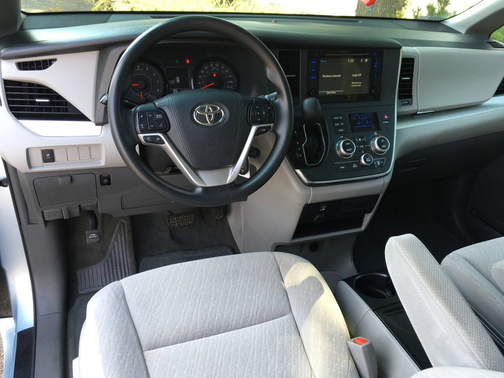Used 2017 Toyota Sienna LE FWD image 23