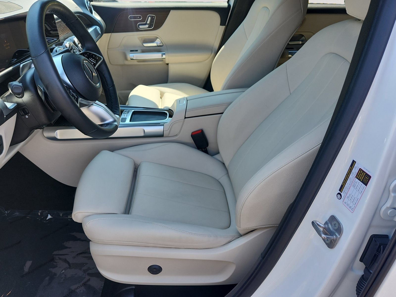 Used 2025 Mercedes-Benz GLB 250 4MATIC image 9