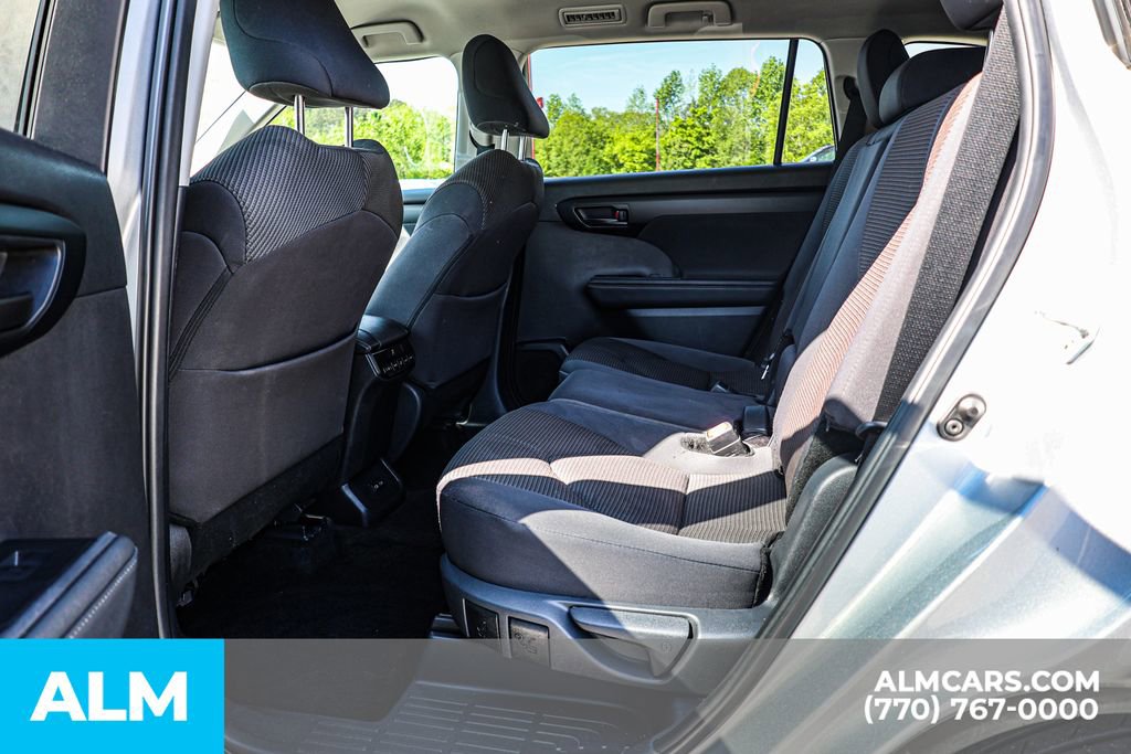 Used 2025 Toyota Highlander LE image 19