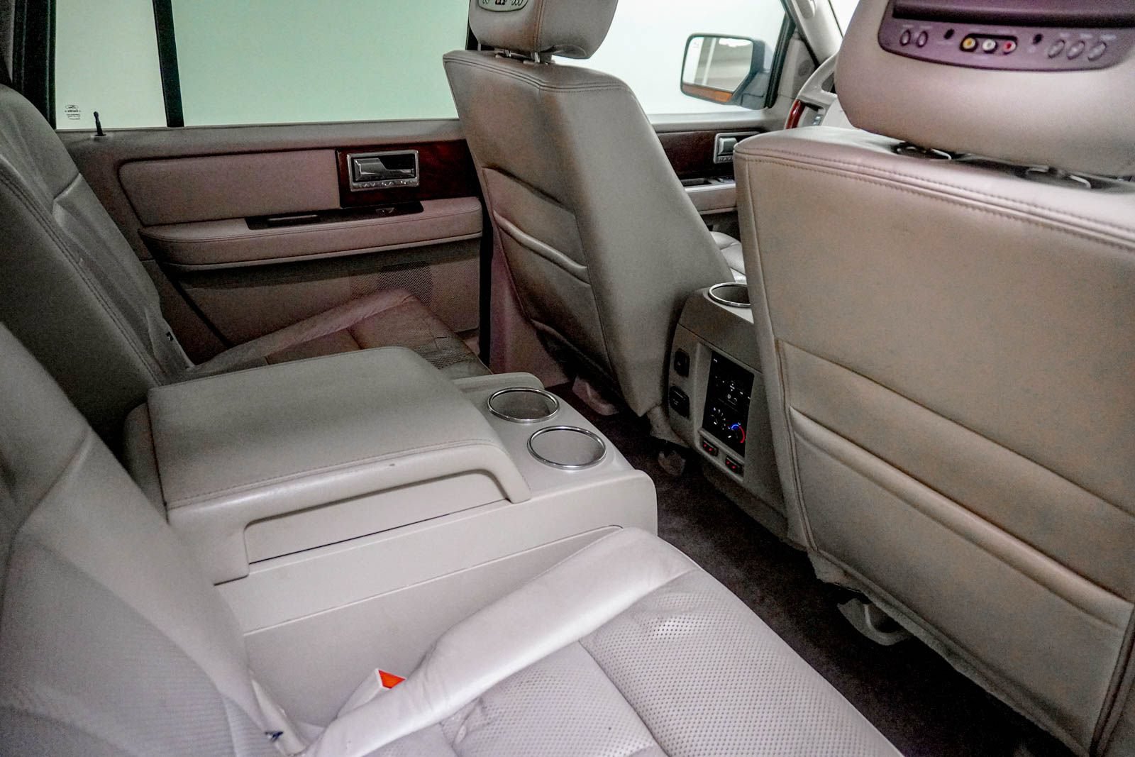 Used 2011 Lincoln Navigator L 4WD image 35