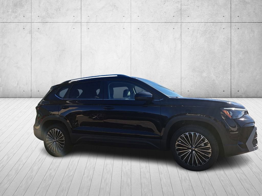 Used 2025 Volkswagen Taos SE image 3