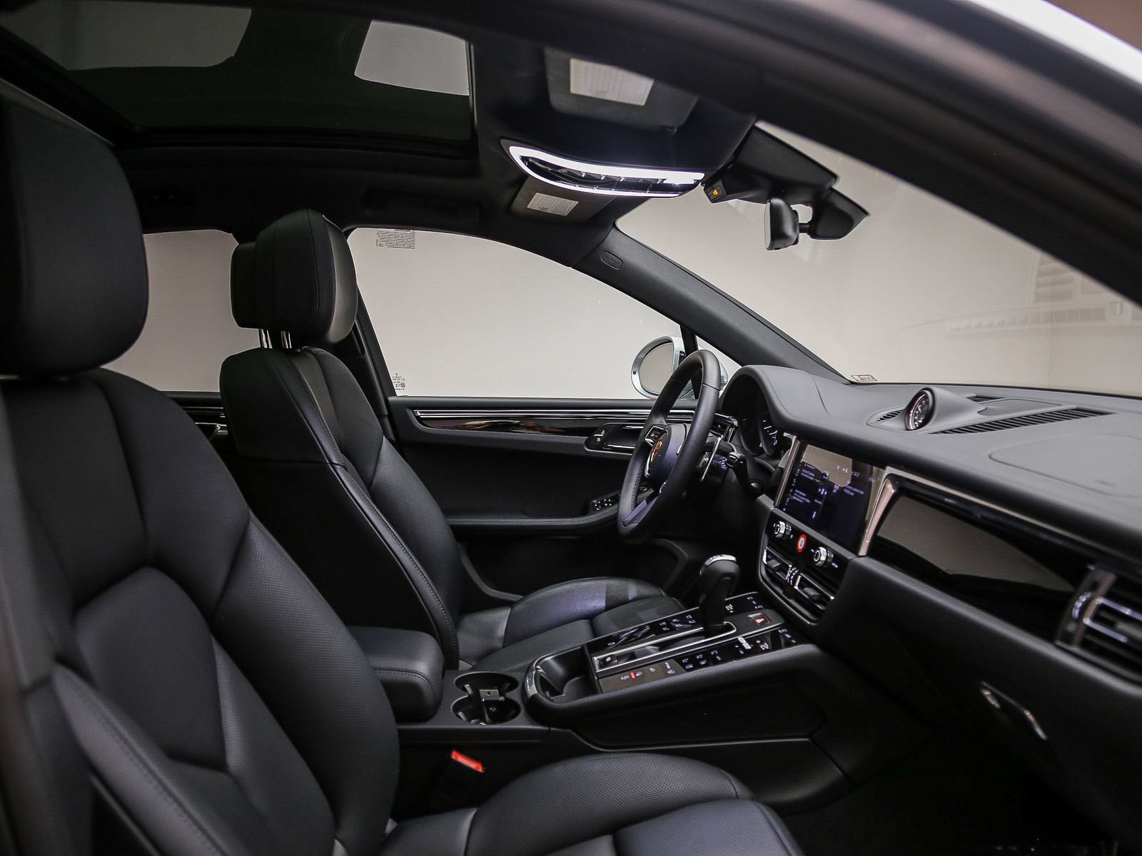 Certified 2026 Porsche Macan AWD/4WD image 21
