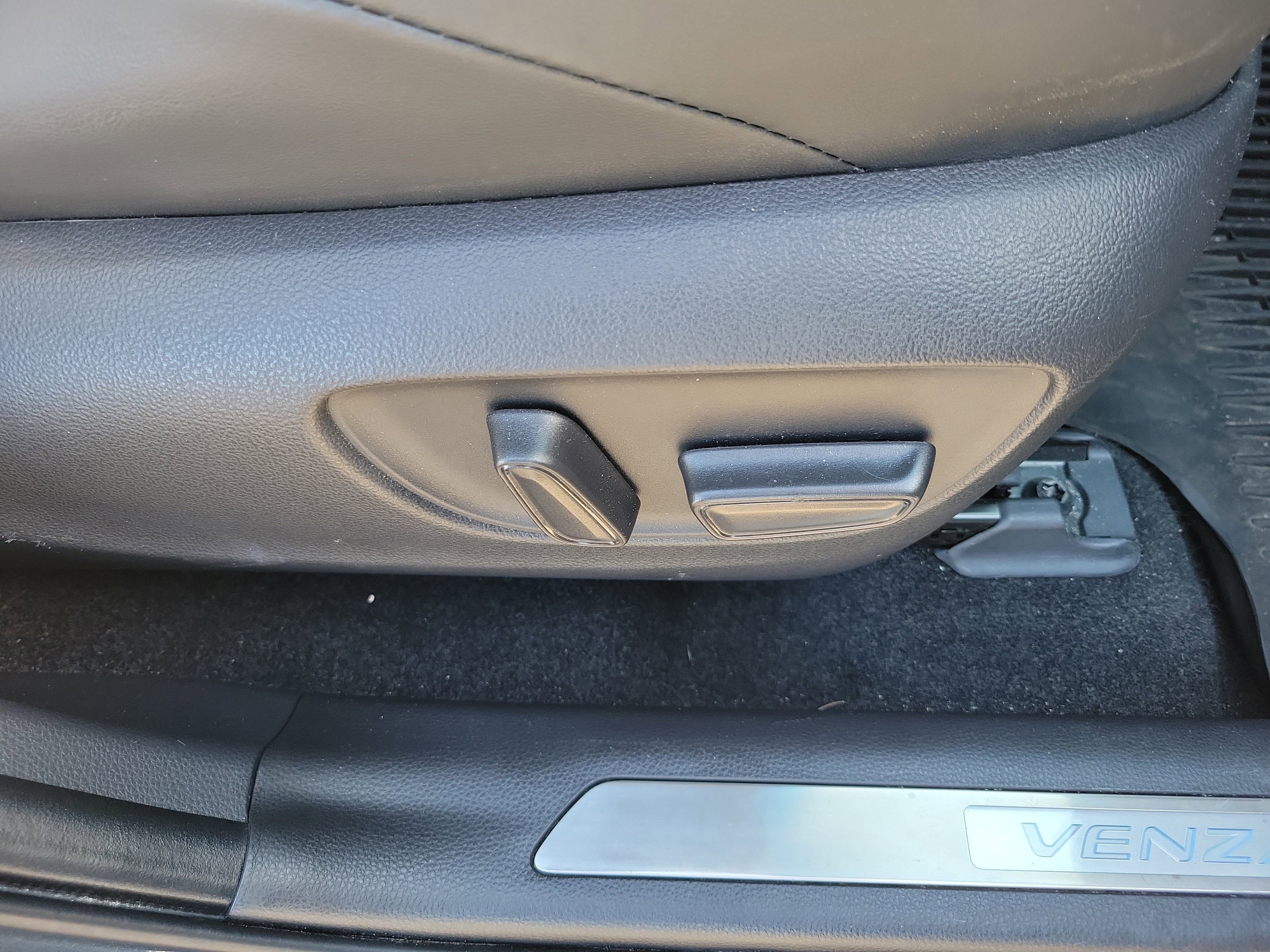 Used 2024 Toyota Venza Limited image 9