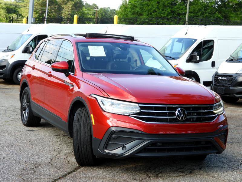 Used 2023 Volkswagen Tiguan SE w/ Panoramic Sunroof Package image 6
