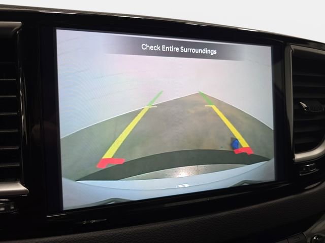 Used 2025 Chrysler Pacifica Select image 21