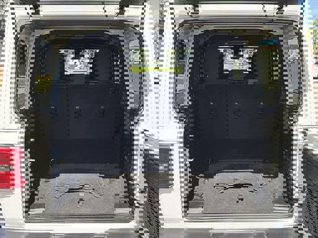 Used 2025 Jeep Wrangler Sahara image 30