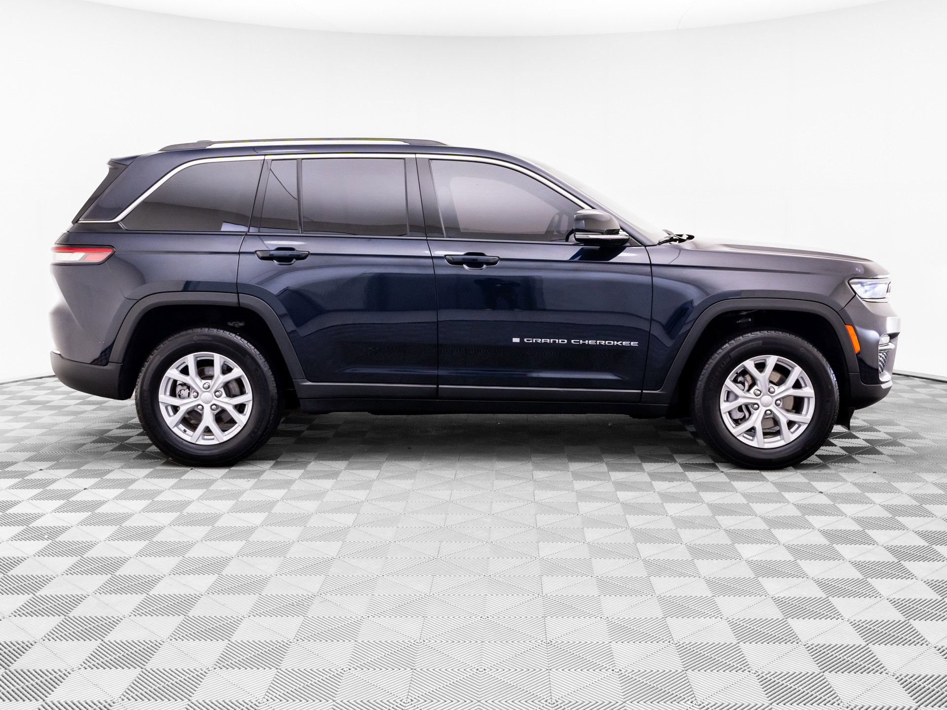 Used 2023 Jeep Grand Cherokee Limited image 6
