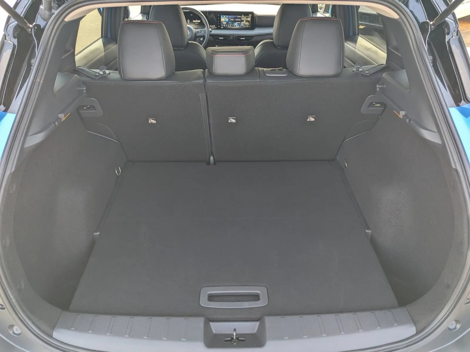 Used 2025 Nissan Kicks SR FWD image 16