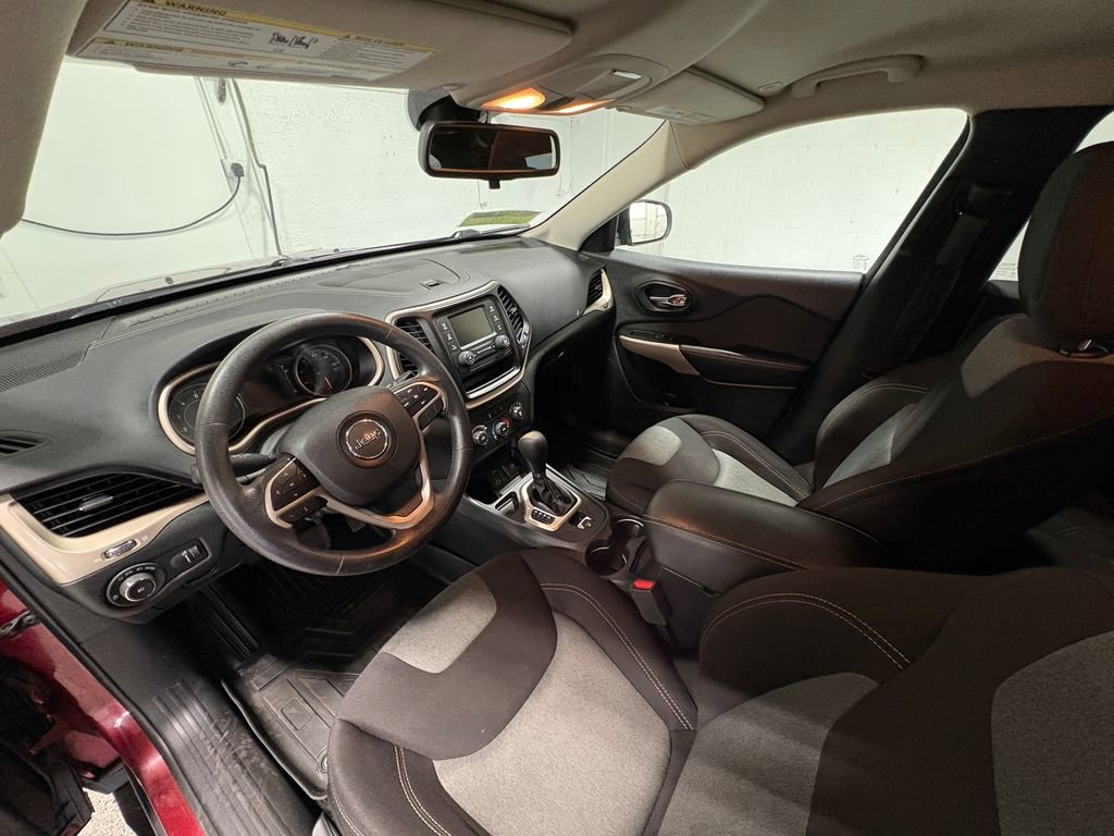 Used 2018 Jeep Cherokee Latitude FWD image 21