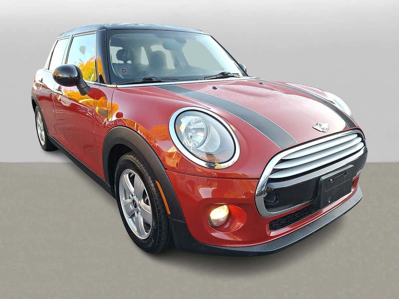 Used 2015 MINI Cooper 4-Door Hardtop image 3