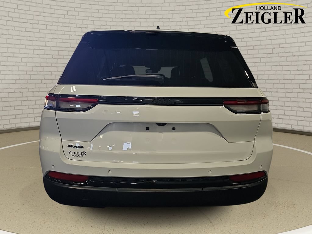 Used 2023 Jeep Grand Cherokee Altitude AWD/4WD image 6